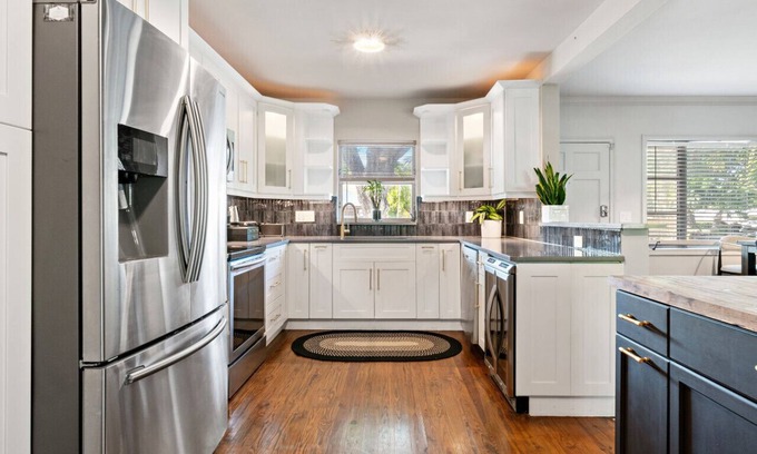 Pinewood Park House | Lux Oasis w/Heated Pool! 5min to Downtown+Beach!