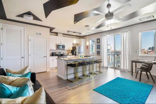 Downtown Baltimore Apartment | Lux Penthouse Skyline, Views Gym , Free Parking & Wifi
