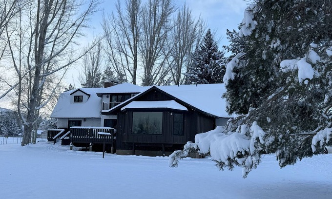 Midway House | Lux Ski Home, Views, close to DV, discounted monthly rentals, dogs considered