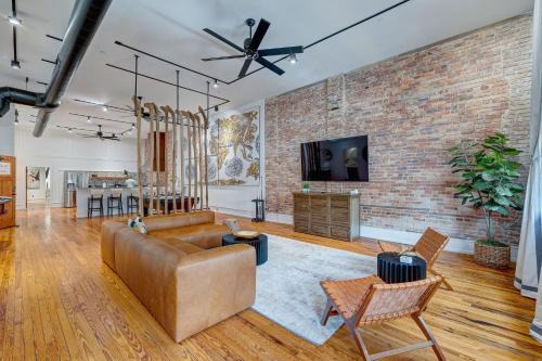Downtown Wilmington Hotel | Luxe 220, Unit 3 - Pool Table & City View Penthouse