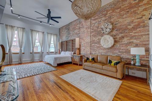 Downtown Wilmington Hotel | Luxe 220, Unit 4 - Penthouse with Spa Bath & Soaking Tub