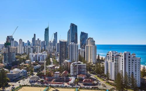 Broadbeach Apartment | Luxe 3bd Ocean & City views 2 Min beach OPUS