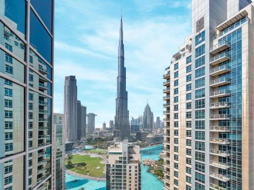 Downtown Dubai Apartment | Luxe 4 bedroom Apartment I Burj Khalifa & Fountain Views I Free Gym, Pool, Parking, Wi-Fi and PS5 I by Skyline Serenity