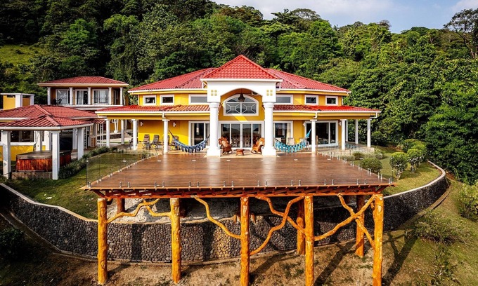 Nuevo Arenal Villa | ๐ณ๐๐๐ ยป 5 Lakeview Villas ยป Sleeps 25 ยป AC ยปPool ยปHot Tub ยปWeddings ยปRetreats