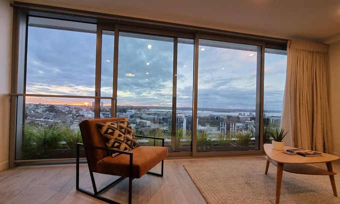 Auckland Central Business District Apartment | Luxe Apt w Harbour-Sunset Views -Parking
