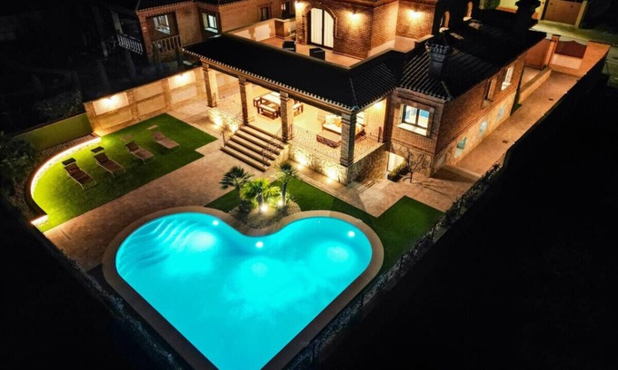 Layos Villa | Luxe Experience Toledo | Pool | BBQ | Billiards | Billiards
