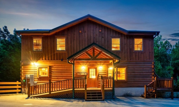 Gatlinburg - Pigeon Forge Cabin | Luxe Indoor Pool cabin w/Game Room, Theater - Year End Deals!
