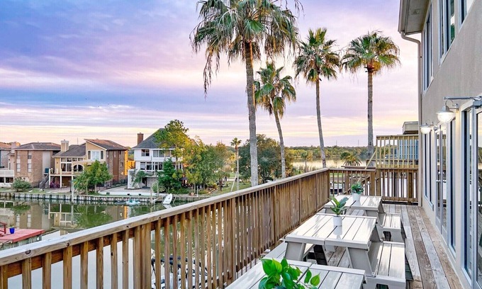 Nassau Bay House | Luxe King 5BR House I Waterfront Fishing Game I NASA
