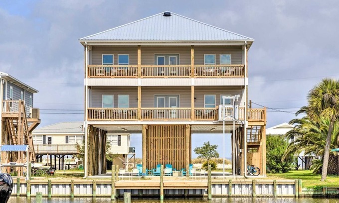 Dauphin Island House | Luxe Stilted Home w/Kayaks: Walk to Beach