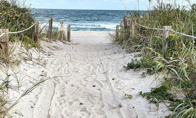 Palm Beach Apartment | Luxe Studio, Private Beach, king Bed, Ocean Views condo