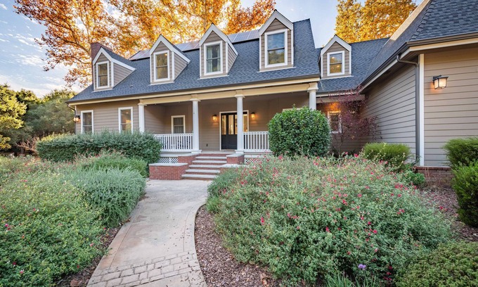 Templeton House | Luxe Westside 5BR/3.5BA w/Pool, Hot Tub, FirePit, Movie Room & more.