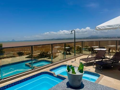 Anchieta House | Luxo Frente Mar em 7 Qtos com Ar sendo 4 suites para até 18 pessoas, 2 Jacuzzi Aquecidas, piscina, brinquedoteca, 5min de Castelhanos