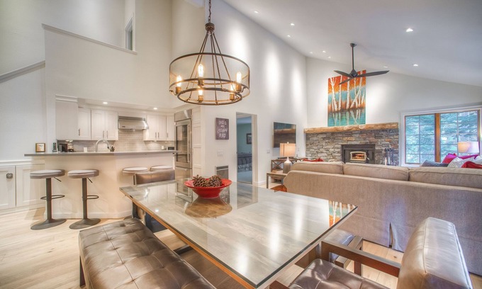 Mammoth Lakes Condo | Luxurious 3 Bedroom/3 Full Bath at Canyon Lodge! Directly across from the lifts!