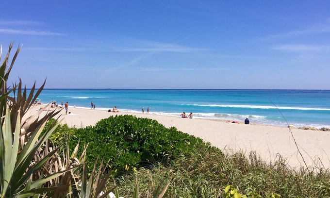 Sunshine Park House | Luxurious 4 bedroom, 3 bathroom pool home