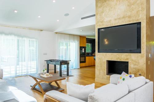 Sawtelle House | Luxurious 4 BR near UCLA-Beverly Hills - BEL1-LOR