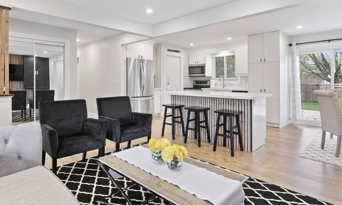 Amherstburg House | Luxurious and Cheerful House in Monopoly Subdivision