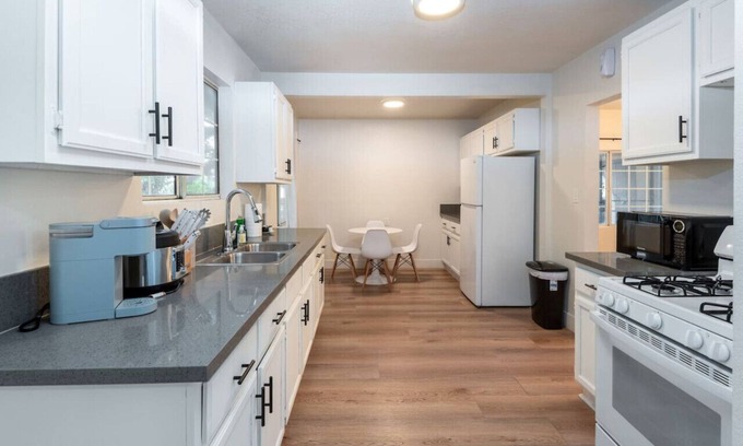 Pico - Robertson House | Luxurious at its finest in LA sleep 10