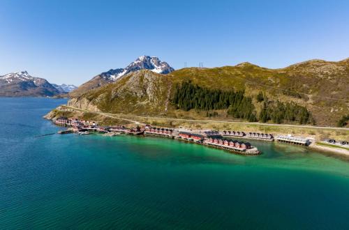 Vestvagøy House | Luxurious cabin by the waterfront