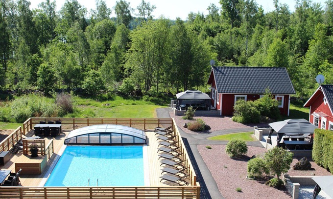 Vackelsang Ski Chalet | Luxurious cottage with lake view, Boat and heated swimming pool outside the door