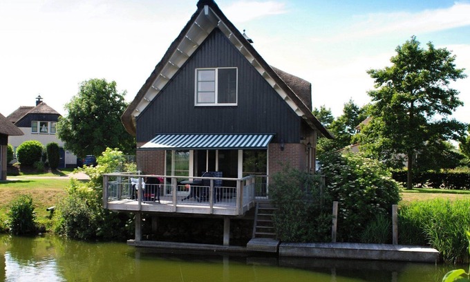 Makkum Cabin | Luxurious detached villa with patio above the water