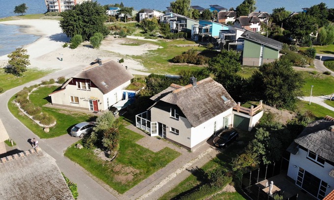 Makkum Cabin | Luxurious Dune Villa Deluxe with a large patio, three bedrooms, and fully equipped kitchen, within walking distance of the beach at Beach Resort Makkum.