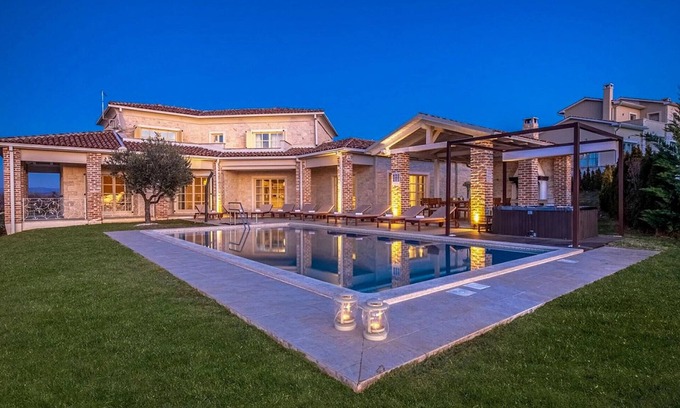 Vizinada House | Luxurious home in Bajkini