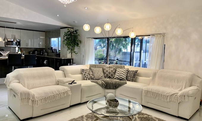 Florida Gardens House | Luxurious House in Palm Beach, Pool and hot tub only 45 minutes to the worldcup