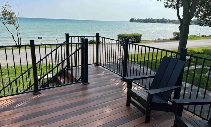 Hamilton House | Luxurious modern 4 season cottage on Lake Erie with hot tub