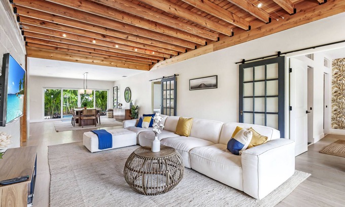 Surfside Villa | Luxurious, Modern 4BR /3BA Surfside Villa W/Pool