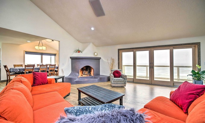 Agate Beach House | Luxurious Newport Estate w/Spa & Lighthouse Views