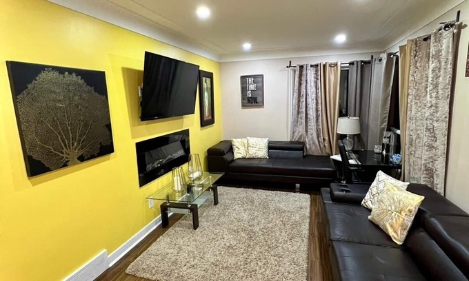 Niagara Falls House | Luxurious Niagara Falls Getaway with Cozy Fireplace