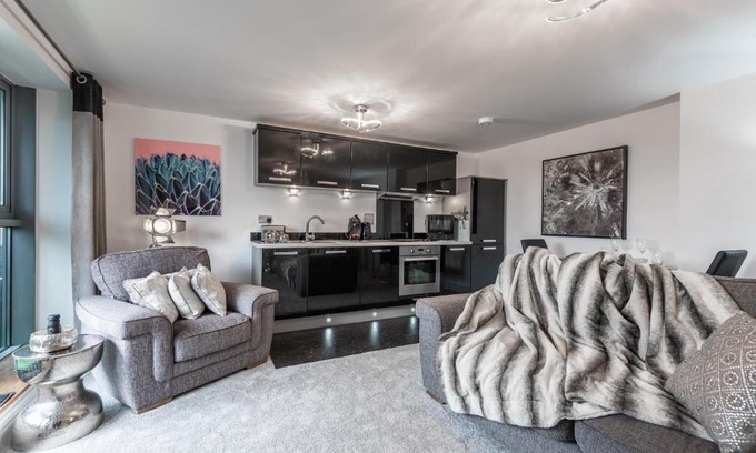Diglis Apartment | Luxurious river view apartment with terrace