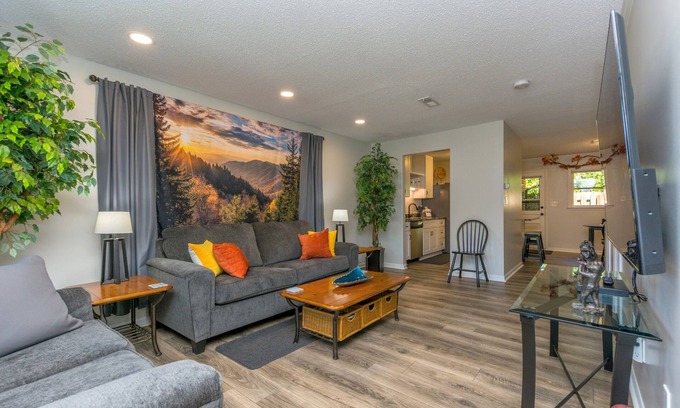 Lexington Condo | Luxurious Townhome, Peace of Nature, King bed, Extended Stay