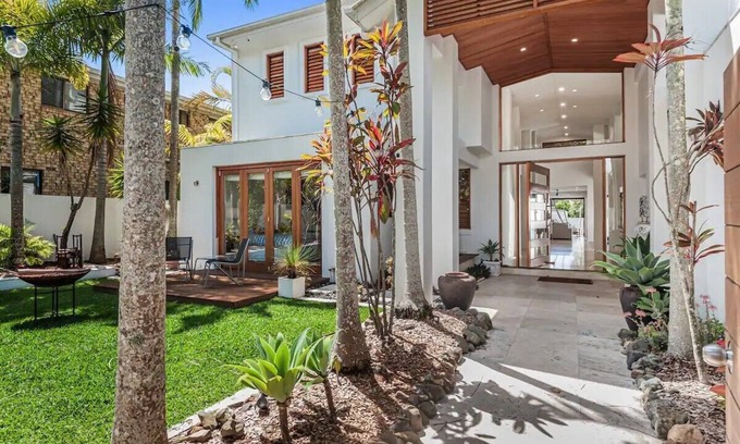 Mooloolaba House | Luxurious, tropical Haven Mooloolaba