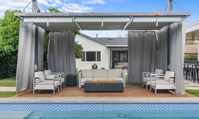 Woodland Hills House | Luxurious Villa W/Pool, Spa, outdoor kitchen!