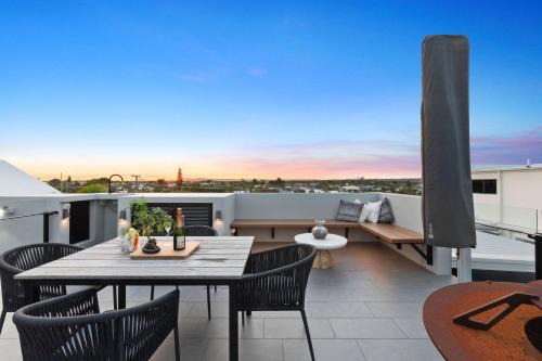 Warana House | Luxurious Waterfront Home with direct beach access and ocean views from top viewing deck