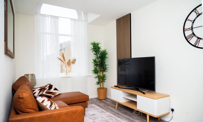Dewsbury Apartment | Luxury 1- Bed Apartment Opposite Dewsbury Train Station