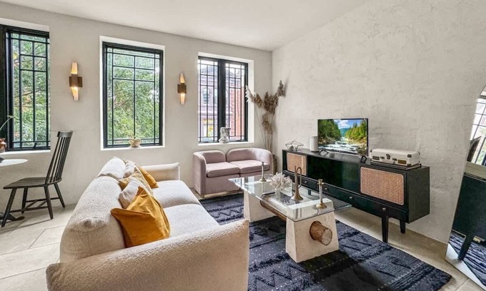Society Hill Apartment | Luxury 1BD | 1 Bed | South St