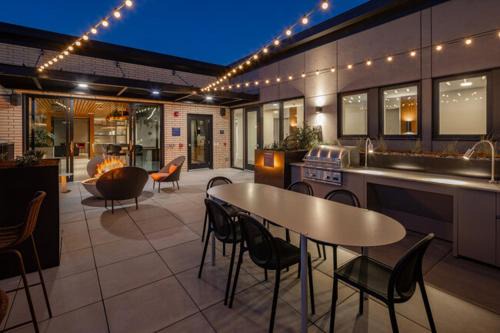Alphabet Historic District Apartment | Luxury 1BEDROOM 1BATH SLABTOWN-PEARL