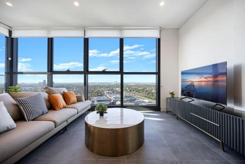 Homebush Apartment | Luxury 1BR Apt with Stunning City Skyline Views