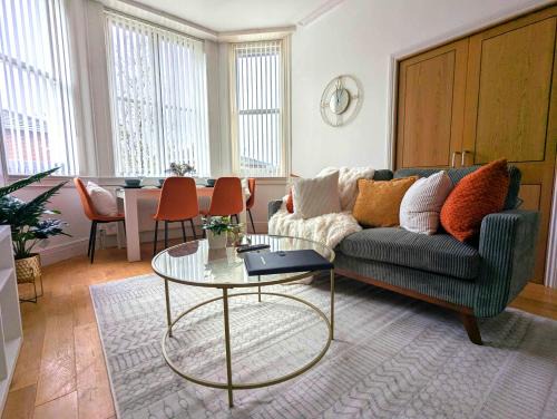 Ascot Apartment | Luxury 2 Bed Apt, Sleeps 4, Secure PRKG-1 Car, Ascot Racecourse 5min walk, Legoland & Lapland 8mins, Windsor 15mins