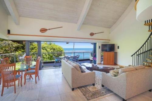 Wailua House Lots Apartment | Luxury 2-Story Oceanfront Condo w/Views & Pool