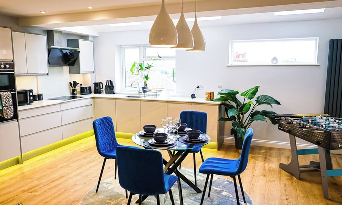 Cribbs Causeway House | Luxury 3 Bedroom House with Parking, Perfect for Contractors and Relocations