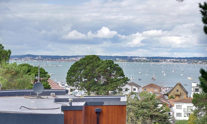 Sandbanks Apartment | Luxury 3bd penthouse with roof terrace and hot tub
