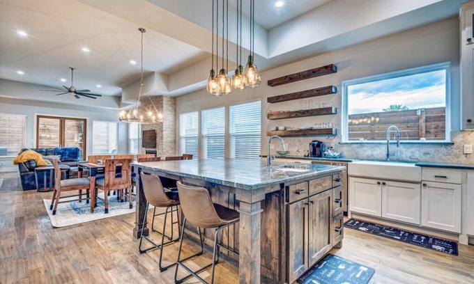 Old East Dallas House | Luxury 4BR Dallas Home/5 Mins DT/Private Yard