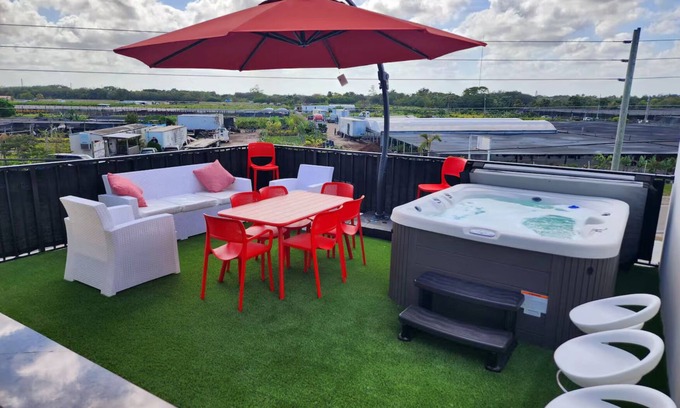 Homestead House | Luxury 4BR w/HotTub Home Near Miami, Key Largo & Homestead w/beautifulTerrace