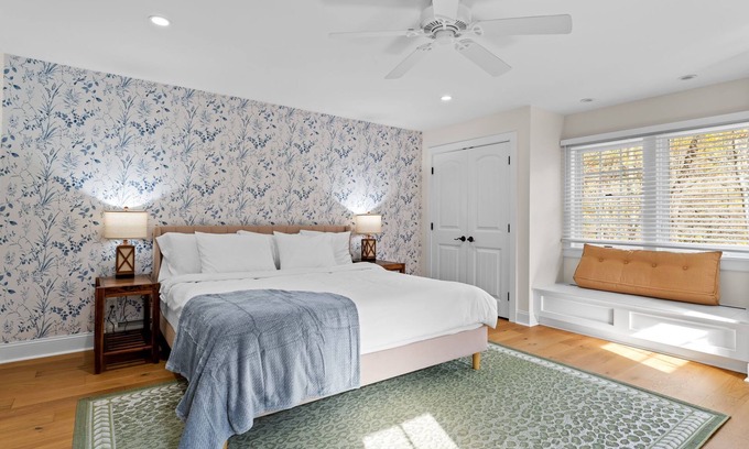 East Haven Rutland County House | Luxury 4BR Wedding & Ski Retreat by Mountain Top Inn, Killington, and Pico!