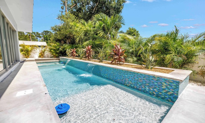 Arlington Park House | Luxury 6BR Villa w/Pool, Spa & Fire Pit