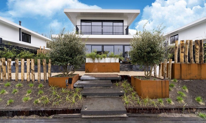 Zeewolde House | Luxury 8-person villa on the water with Jacuzzi, Barrel Sauna, private jetty and spacious garden. Located at Villa Resort Harderwold, near Harderwijk and the Veluwemeer!