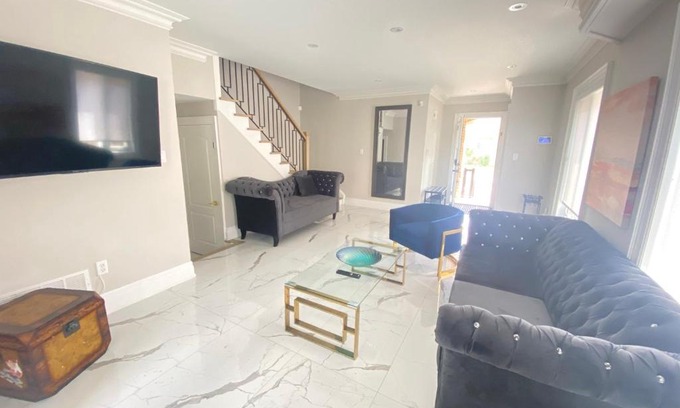 Vaughan House | Luxury Adventure, Rutherford Go station & Wonderland